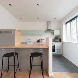 Apartment Modern Luxury By Bow Road Station, London
