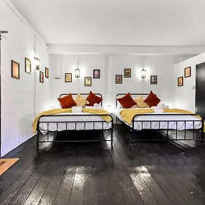 trendy-and-eccentric-flat-in-hackney.cambridgehotelsuk.com/